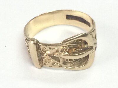 A 9ct gold buckle ring. Size O and 3.53g