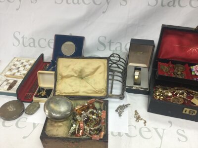 A collection of mixed costume jewellery including a 9ct gold chain and pendant 3.3g