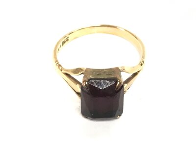 9ct gold ring with garnet. Size N
2.56