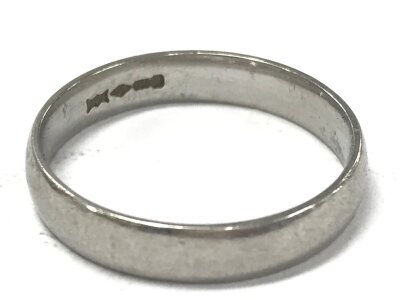 A platinum ring, 5.4g size R.