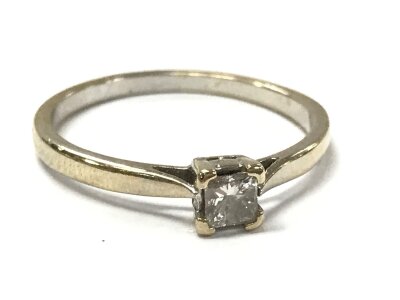 An 18ct gold single stone princess cut diamond ring, approximately 1/4 a carat. Size P, 2.3g