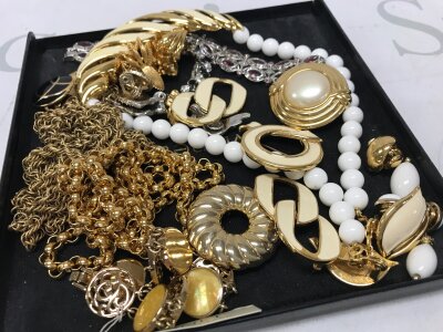 A collection of jewellery including brooches, necklaces etc