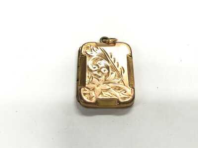 A gold front and back locket.
4.30g