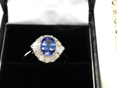 An 18ct white gold oval tanzanite and diamond cluster ring. Tanzanite 1.29ct size N comes with cert