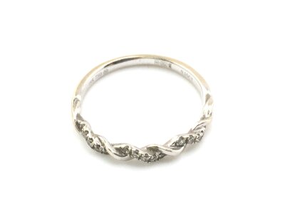 An 18ct white gold ring set with a twist pattern small chip stone diamonds. Size N and 1.87g