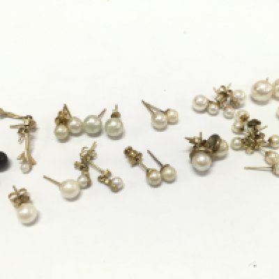 9ct gold Pearl earrings 13g total weight approximately