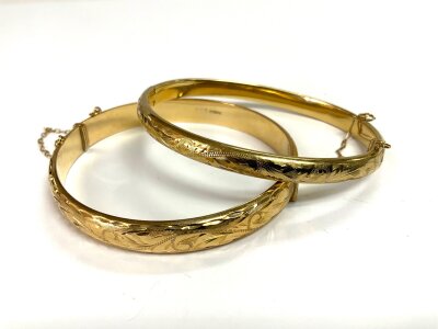 2 9ct gold bangles with engraved decoration. 18.7g