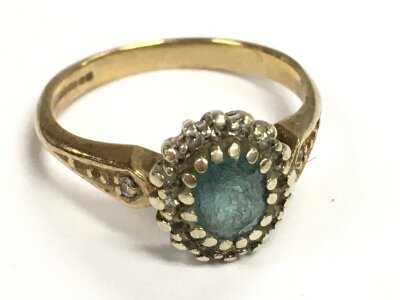 A 9ct gold ring set with a aquamarine stone, 2.6g ,L.