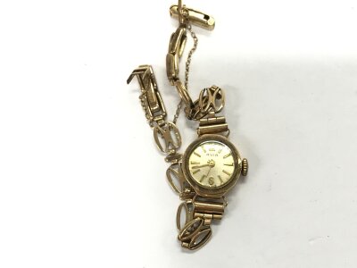 A 9ct gold case and strap vintage ladies wrist watch.
11.15g