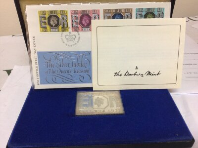 A Silver Danbury Mint Stamp Silver Jubilee weight 70g approximately in a fitted presentation case.