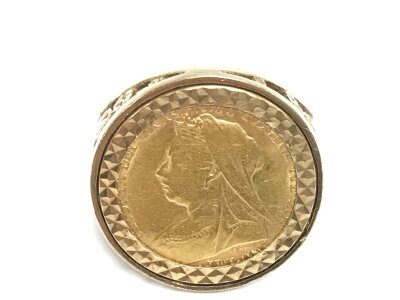 An 1895 half sovereign ring. 9.01g size P
