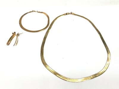 A 9ct gold necklace with matching bracelet and earrings.
Approximately 12.75g