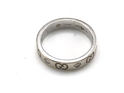 An 18ct white gold diamond set Gucci motif ring.
Size M and 4.43g