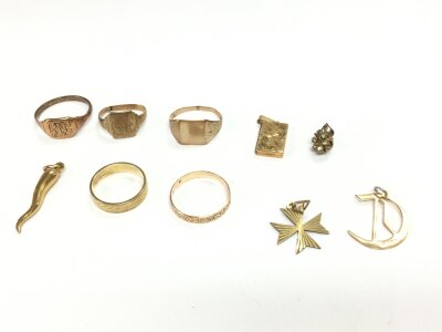 Mixed 9ct gold jewellery including rings and pendants. 17.7g