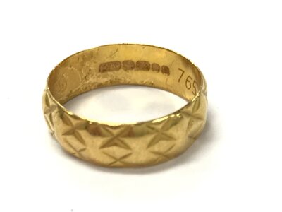 A 22ct gold ring, size J. 3.1g
