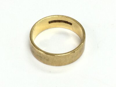 A 9ct gold wedding band. 3.50g and size N