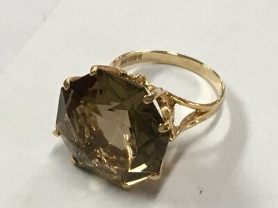 A 9ct gold quartz cocktail ring. Total weight 8.8g - Size O