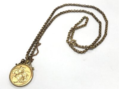 A 1910 Edward VII gold sovereign on an unmarked 9ct gold chain. 19g total weight
