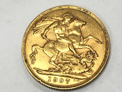 A 1907 Edwardian VII gold sovereign, 8g