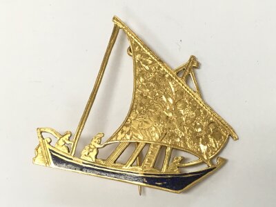 A 15ct and an enamel barge brooch (unmarked) 6.8g