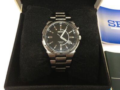 A gents Seiko kinetic stainless steel watch with box and paperwork.