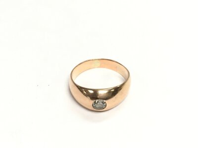 An unmarked gold ring set with a solitaire diamond, approx 6.6g and approx size U-V.