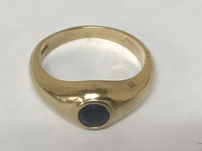 A 9carat gold ring stamped 375 set with a blue sapphire weight 7.4g