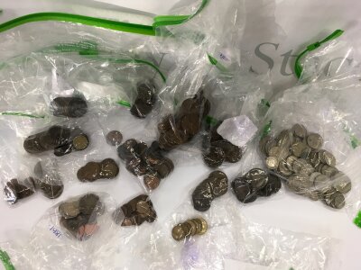 A mixed lot of British and world coinage.