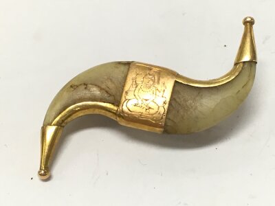 A gold mounted tigers claw brooch. Total weight 5.2g