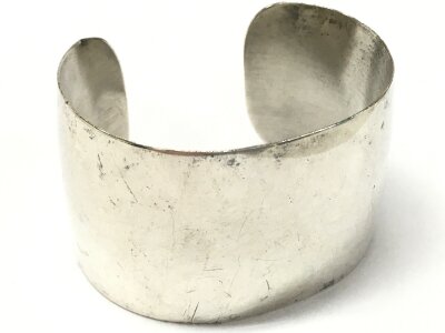 A heavy single bangle. 104g total weight