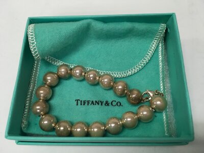 A boxed fully hallmarked silver Tiffany and Co bracelet. 18g total weight approximately