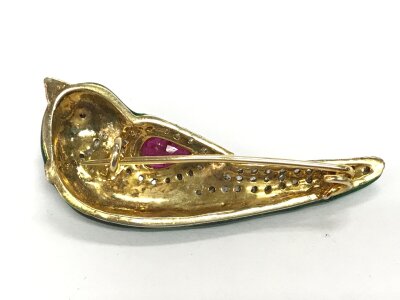 A 14ct yellow gold a silver gilt enamelled love bird brooch set with pear shaped and round rubies and diamonds. Approx 0.66ct rubies and 0.45ct diamonds. Approx 40mm wide.