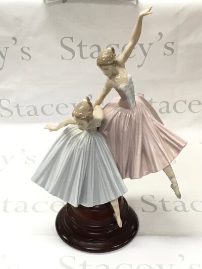 Lladró "Merry Ballet" porcelain figure group, also known as "Act II" (model number 5035). Damage at fingers. 48cm tall.