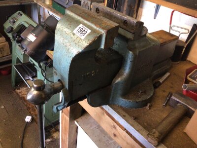 A heavy duty bench vice Record 25 model. Buyer to arrange collection from CM12 0RB viewing by appointment only. No Reasonable offer refused)