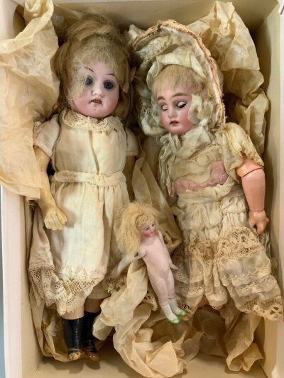 2 Victorian miniature porcelain dolls with lace outfits., 19cm.