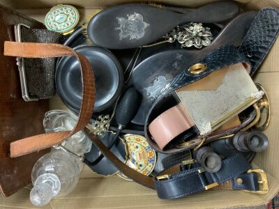 A mixed lot of ladies vintage vanity items.