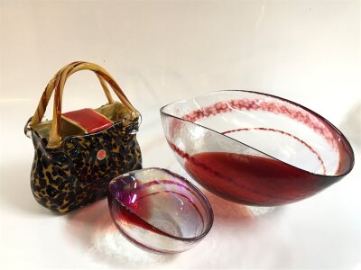 Murano glass items including a dish, smaller example (31 and 16cm long) and a handbag vase (21cm tall)
