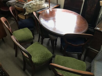 A mahogany extendable oval dining table featuring cabriole legs and chairs. 126cm wide NO RESERVE