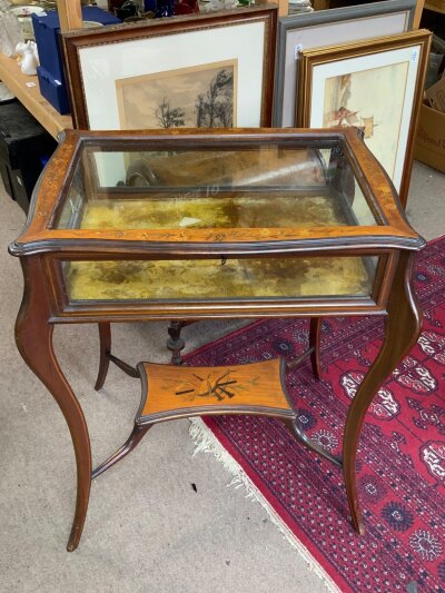 A French mahogany vitrine table with intricate floral marquetry and cabriole legs. 58cm x 41cm x 76cm
