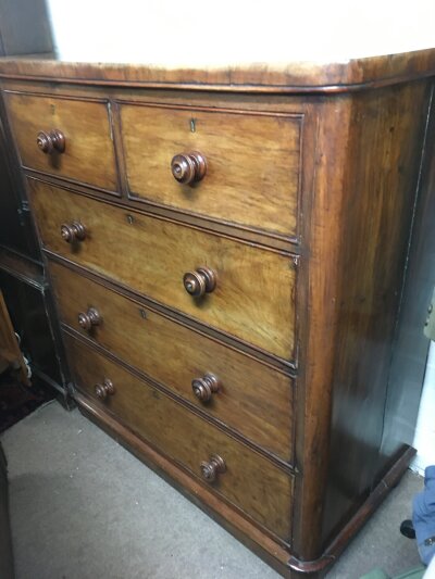 A Victorian chest of drawers with two short iver three long drawers, approx 104cm x 115cm x 52cm.