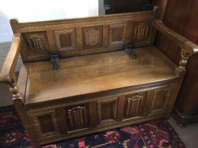 An oak settle, approx 100cm x 74cm x 48cm.