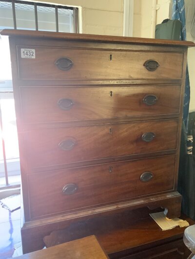 A George III bachelors style chest with 4 graduated draws, 25.5” x 28.5” x 18.5”