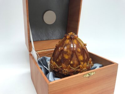 A large Baltic amber egg from Moskov, 12cm high, 140 grams of amber.