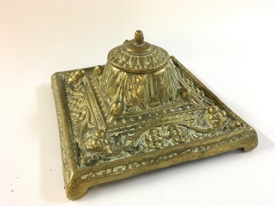 Heavy brass Victorian inkwell. 15cm wide 8cm tall