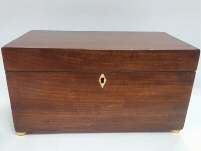 A Regency mahogany tea caddy with two compartments and a mixing bowl along with key. 30cm wide 16cm tall 16cm deep