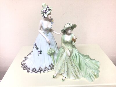 A Limited Edition Coalport porcelain figure group Day at the Races 493/750 the double figure group with two lady’s in full summer dress with  gold binoculars and summer parasol Hight 25cm no obvious damage with large Coalport presentation box.