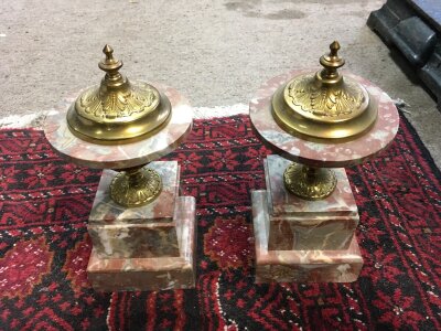 Marble clock garniture, 22cm tall