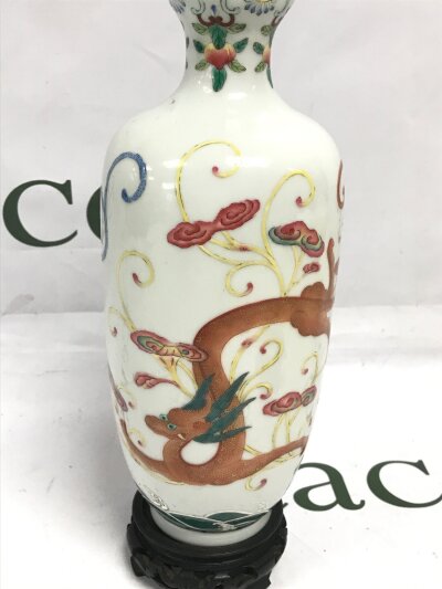Chinese Famille Rose porcelain bottle vase with a red and blue dragon design, 23cm tall. Red six character mark at the base