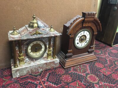 Two mantle clocks, French marble mantel clock and a wooden clock 35,37cm tall