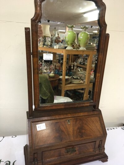 A Quality Queen Anne style walnut dressing table mirror the shaped mirror above a fitted interior and single drawer.Hight 78cm